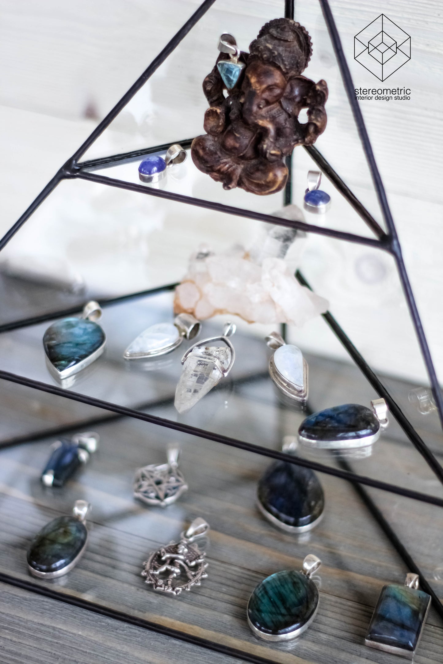 1/4 Pyramid Jewelry Rack