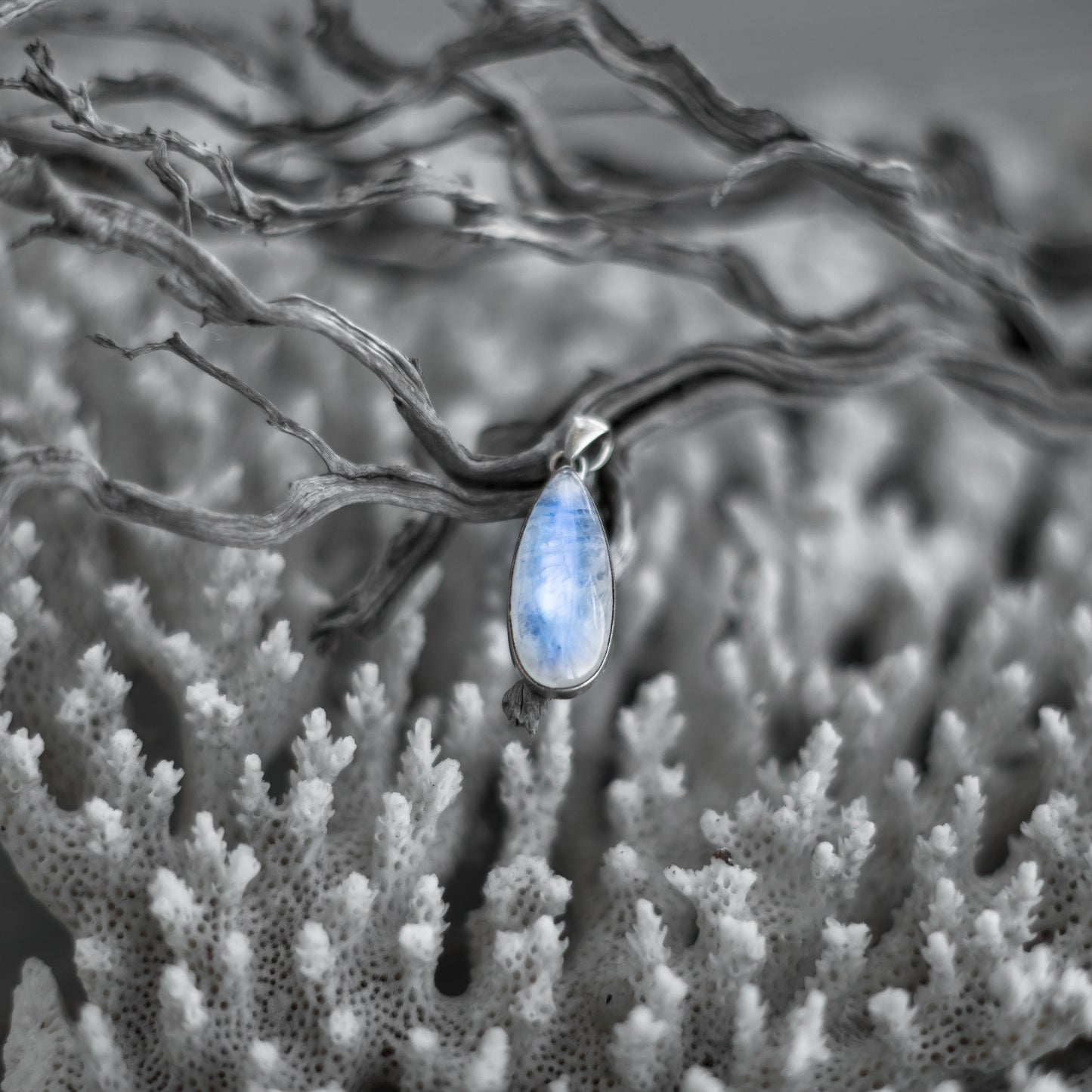 Серебряный кулон с радужным лунным камнем