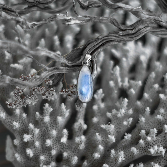 Серебряный кулон с радужным лунным камнем