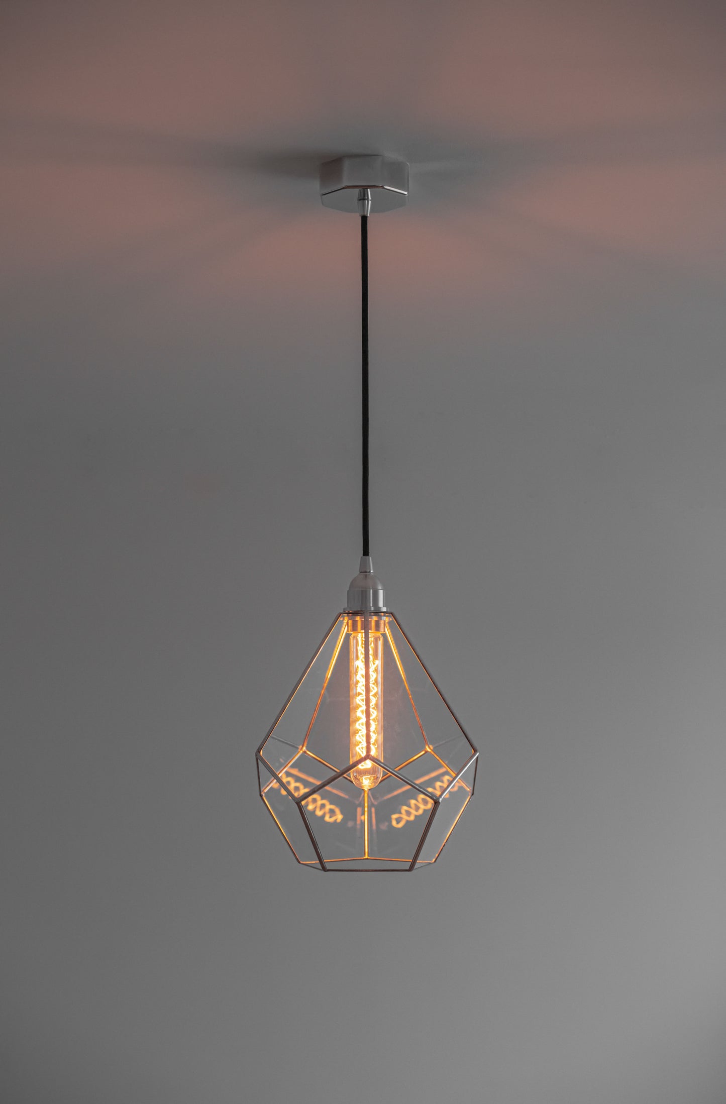 Люстра из геометрического стекла с остроконечным додекаэдром