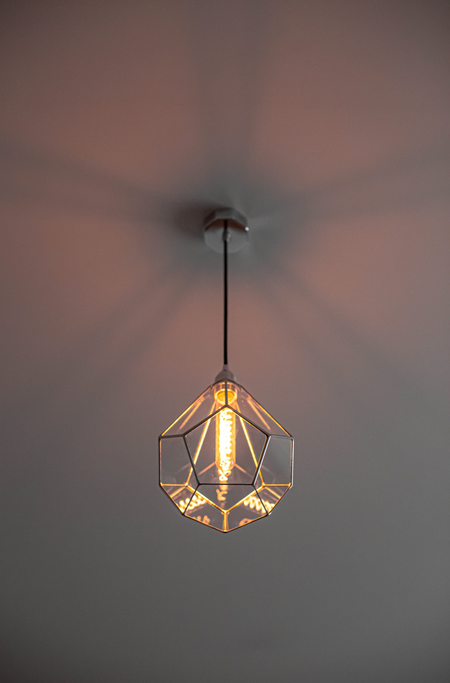 Люстра из геометрического стекла с остроконечным додекаэдром