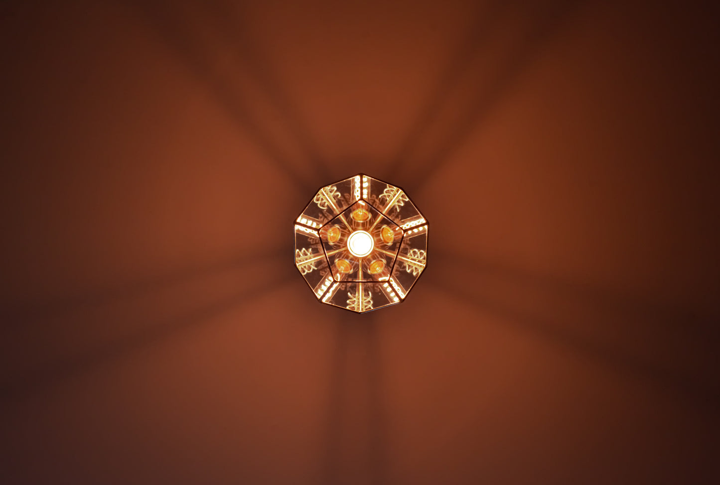 Люстра из геометрического стекла с остроконечным додекаэдром