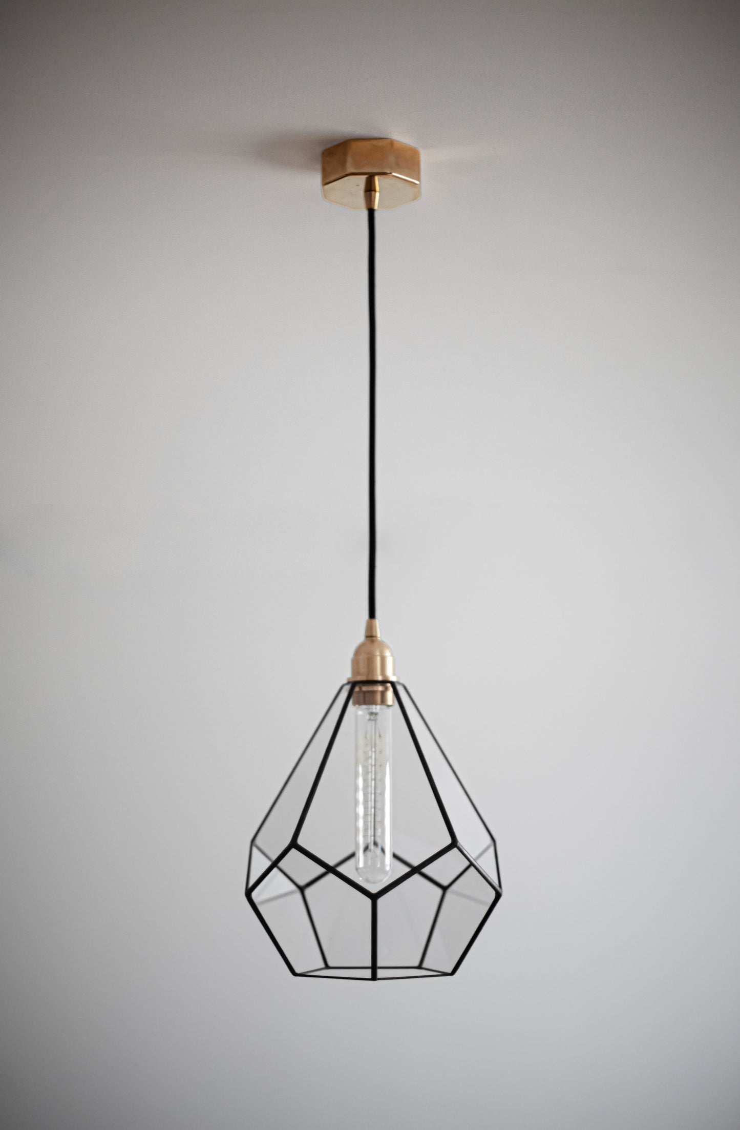 Люстра из геометрического стекла с остроконечным додекаэдром