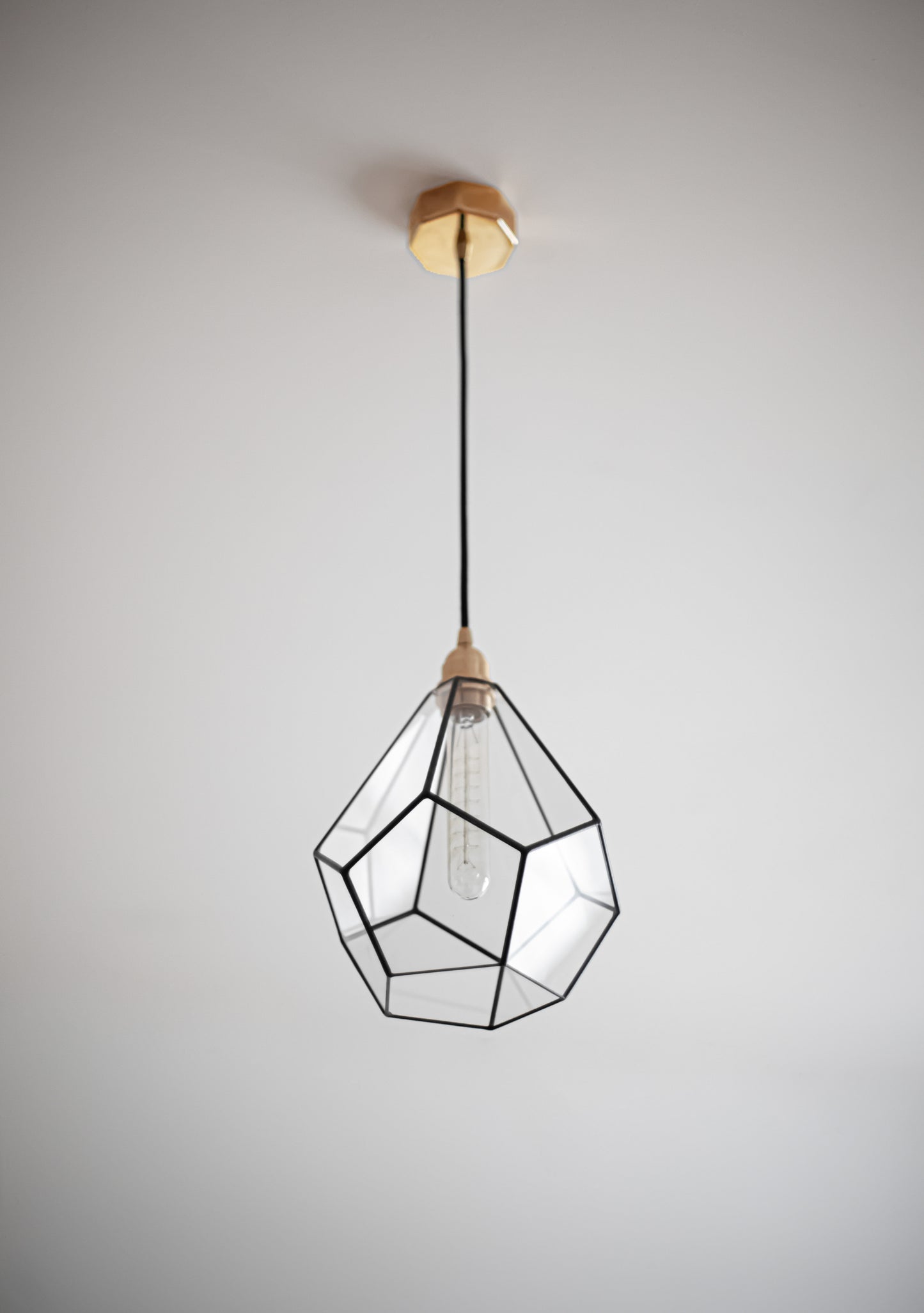 Люстра из геометрического стекла с остроконечным додекаэдром