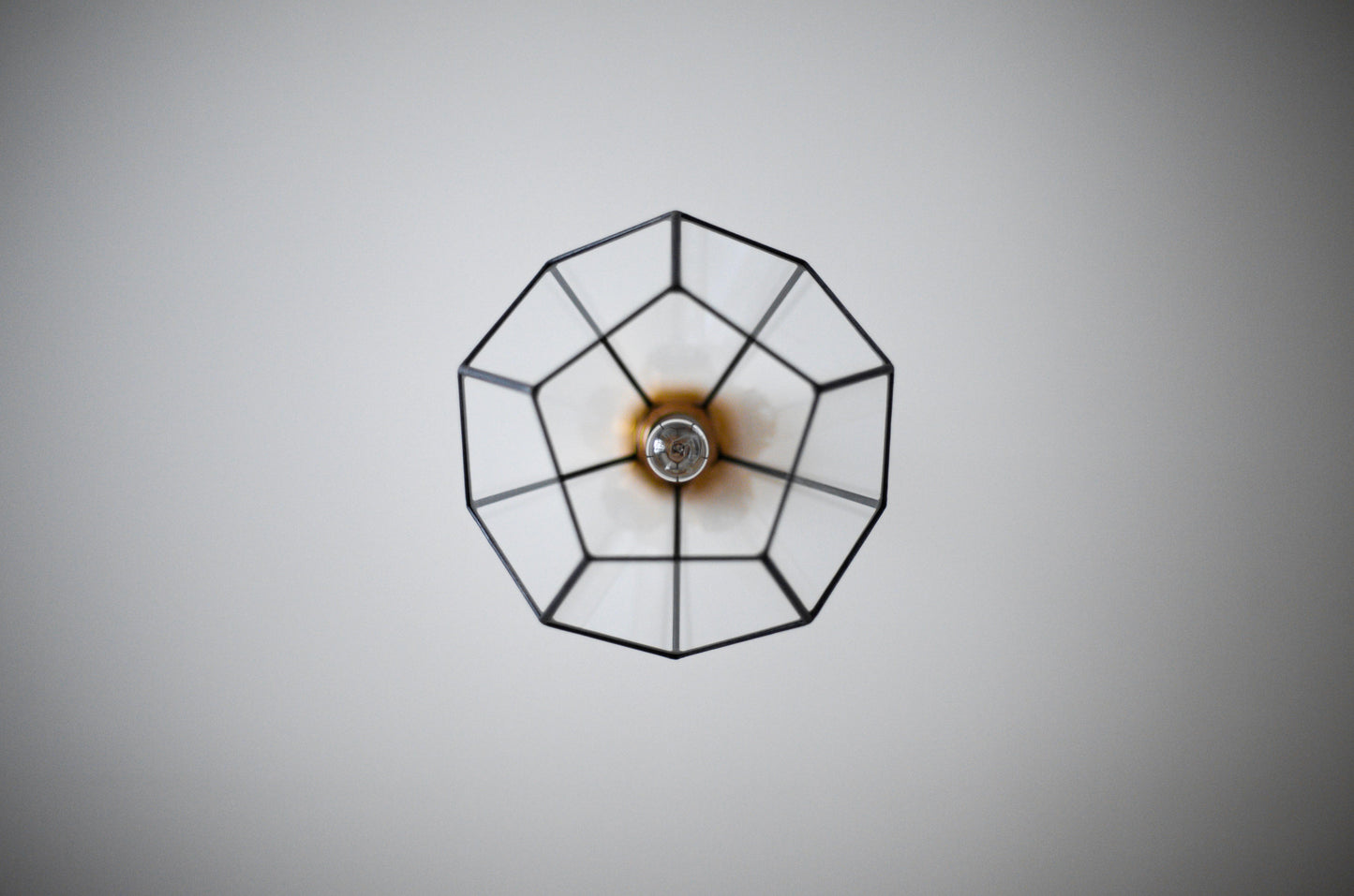 Люстра из геометрического стекла с остроконечным додекаэдром