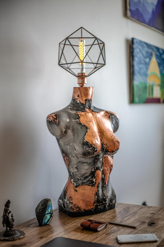 Бетонный женский бюст с икосаэдрической лампой